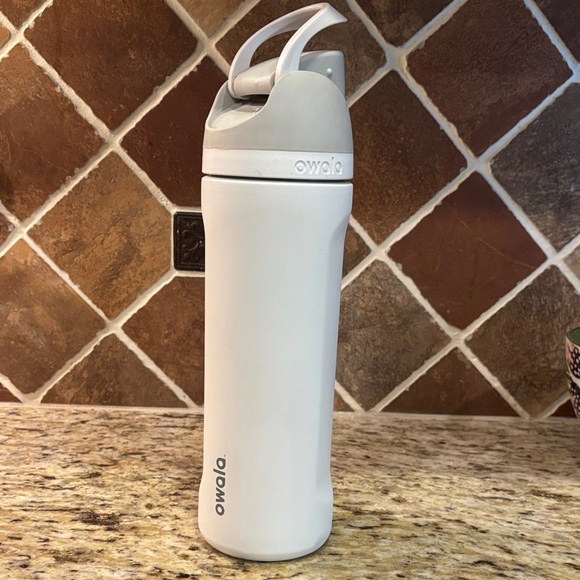 Osaka marshmallow free sip 24 oz water bottle - Picture 1 of 4